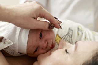 Un groupe hôtelier et immobilier polonais veut soutenir la démographie en récompensant les couples qui concevront leur enfant dans un de leur hôtel ou appartement (Photo d'illustration).. KEYSTONE/AP/NINA LYASHONOK